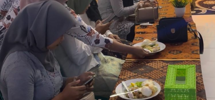 Food Festival bertema (Nusantara Sehat, Hidangan Lezat, Tubuh Sehat”) mahasiswa Prodi S1 Gizi STIKES MABORO